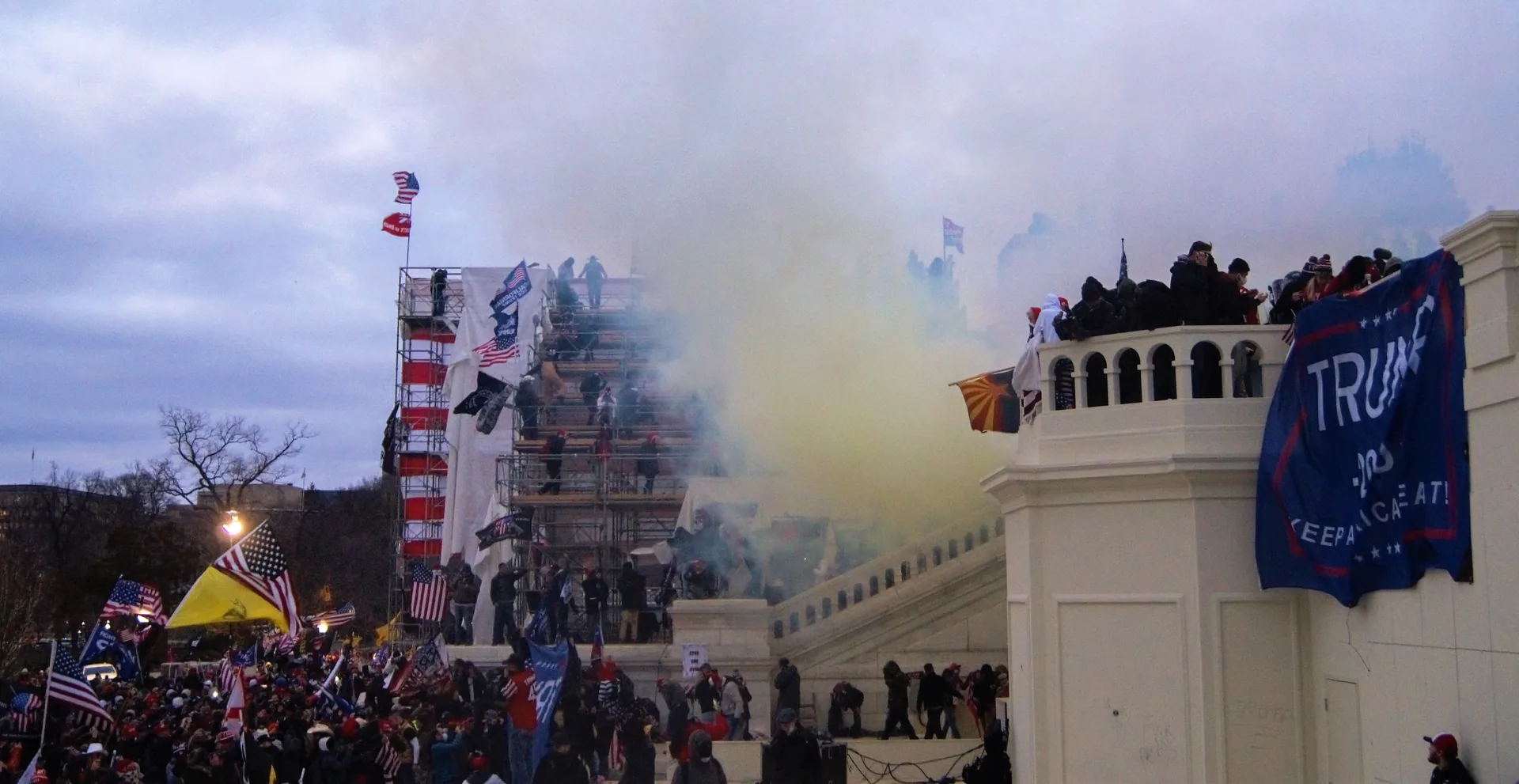 Menschen und Rauch vor dem US-Kapitol am 6. Januar 2021